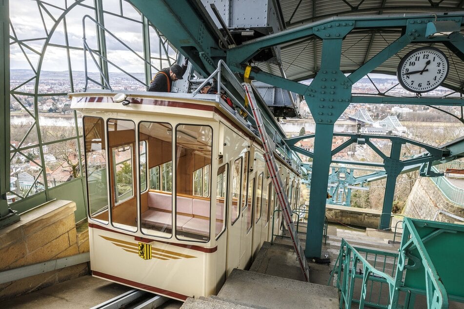 Die denkmalgeschützte Schwebebahn befindet sich in der Bergstation in Oberloschwitz, wo sie drei Wochen lang gewartet wird.
