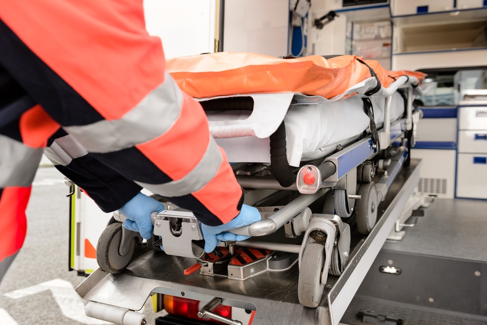 Drei Menschen wurden mit Rauchgasvergiftungen in ein Krankenhaus gebracht. (Symbolbild)