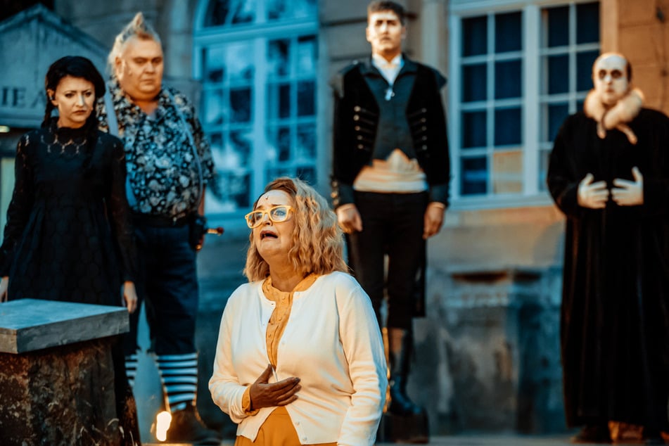 2020 spielte Cornelia Drese (Mitte) in "Addams Family" auf Schloss Übigau mit.