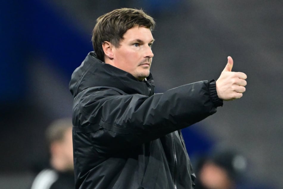 Daumen hoch vom Chef: HSV-Coach Merlin Polzin (35) war nach dem Heimsieg stolz auf die Entwicklung seiner Mannschaft.