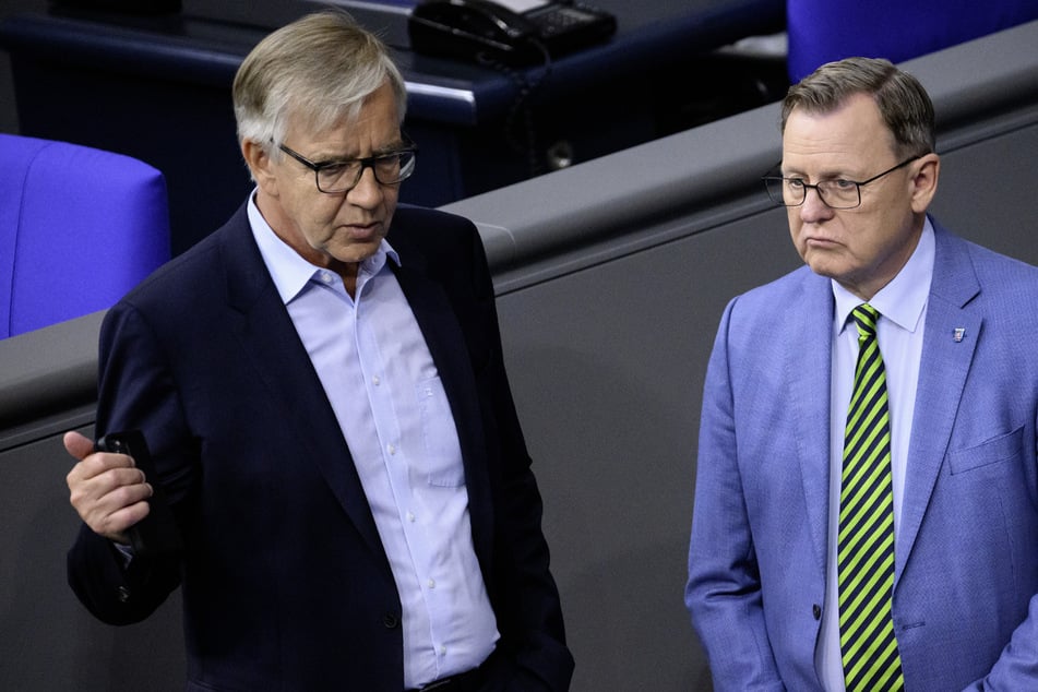 Thüringens Ministerpräsident Bodo Ramelow (rechts, 67, Linke) respektiert die Entscheidung seines Parteikollegen Dietmar Bartsch (65). (Archivbild)