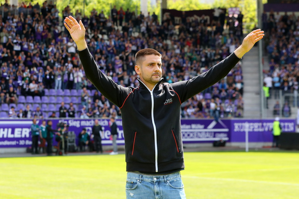 Dimitrij Nazarov (33) bedankte sich mit ernstem Gesicht bei den Fans, die ihn gebührend feierten.