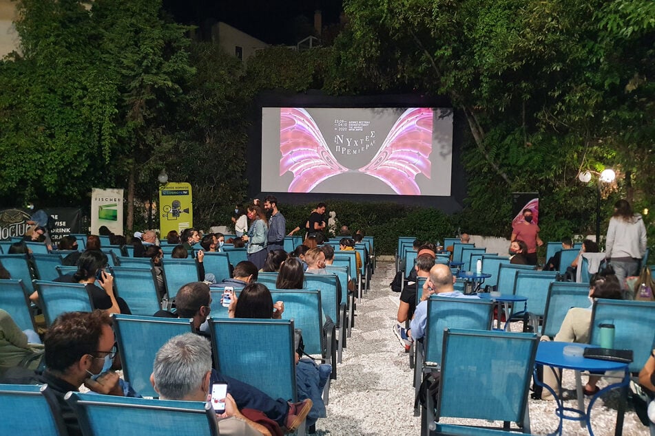 Gäste sitzen im Freiluftkino "Riviera" beim Athener Filmfestival und halten Abstand.