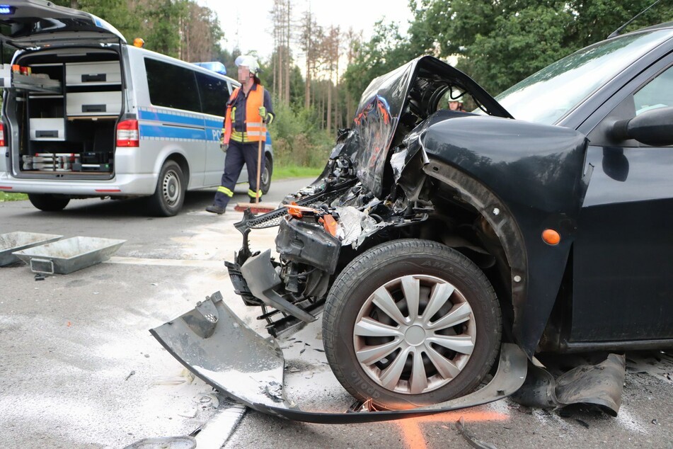 Nach dem Unfall in Morsbach mussten beide Fahrzeuge abgeschleppt werden.