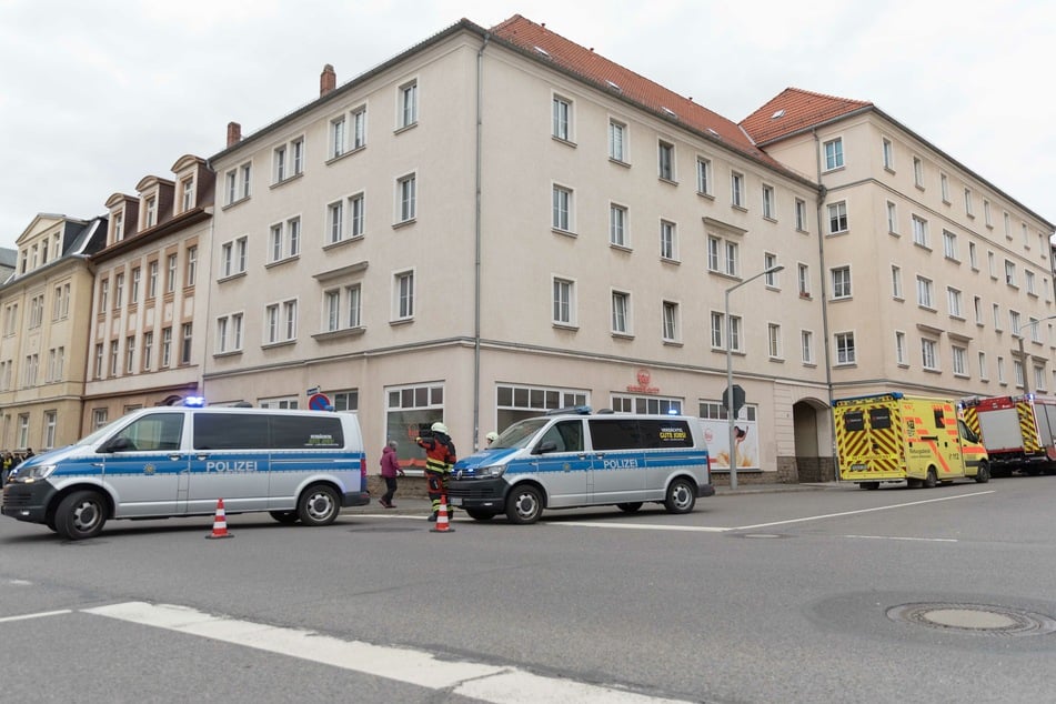 In Freiberg stürzte ein kleines Kind aus einem Fenster im ersten Stock eines Hauses.