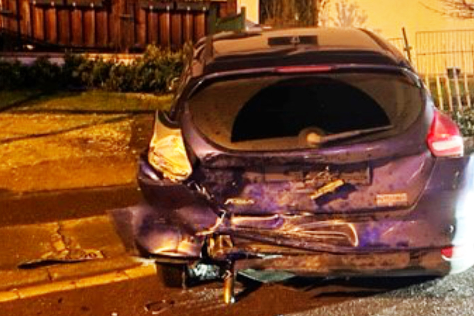 Das Bild zeigt das Auto, welches von dem Audi zunächst gerammt wurde - der Unfallverursacher hat laut Polizei vermutlich keinen Führerschein.