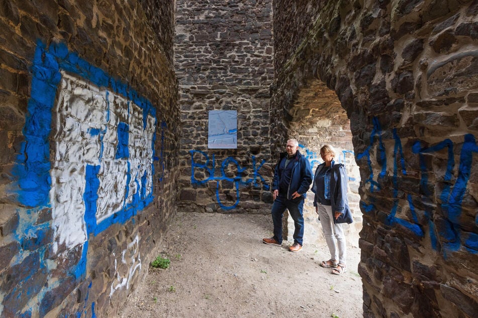 Ortsbürgermeister Nico Schmidt und Stefanie Stirnweiß von der städtischen Abteilung Wirtschaftsförderung, Tourismus und Kommunikation begutachten den Schaden an der Ruine Nordhusen.