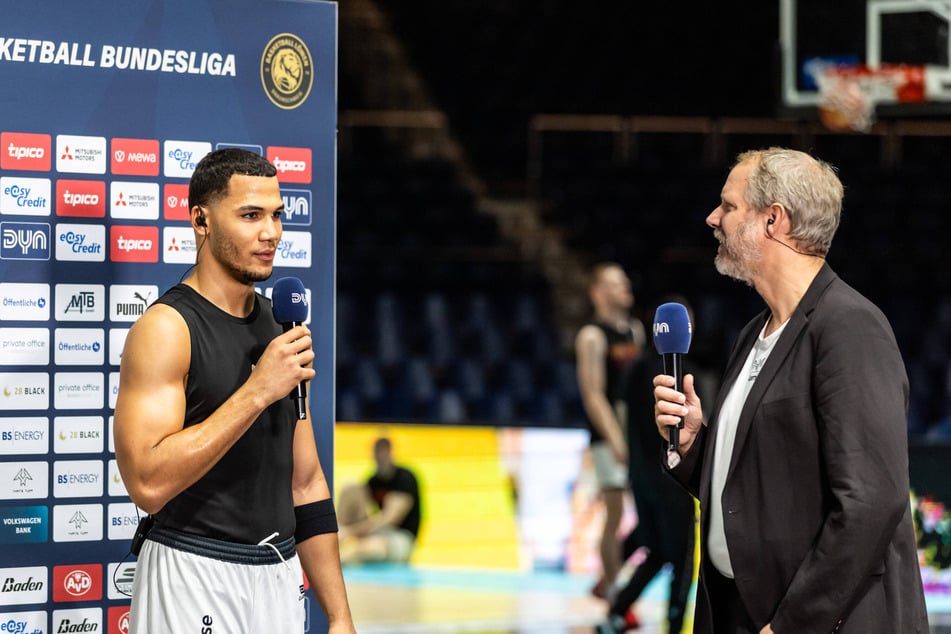 Niners-Spieler Nicholas Tischler (24, l.) ging beim Match gegen Braunschweig mit zwei verschiedenen Schuhen aufs Parkett.