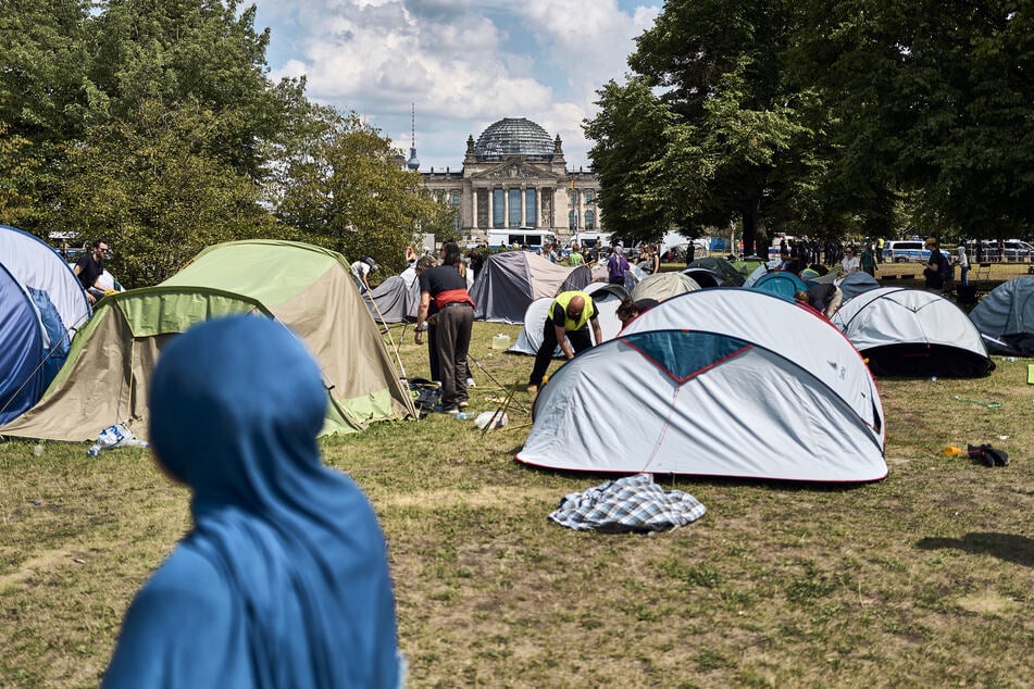 Auf der Grünfläche vor dem Bundeskanzleramt darf die Dauer-Versammlung wieder abgehalten werden, aber unter Lärmschutzauflagen.