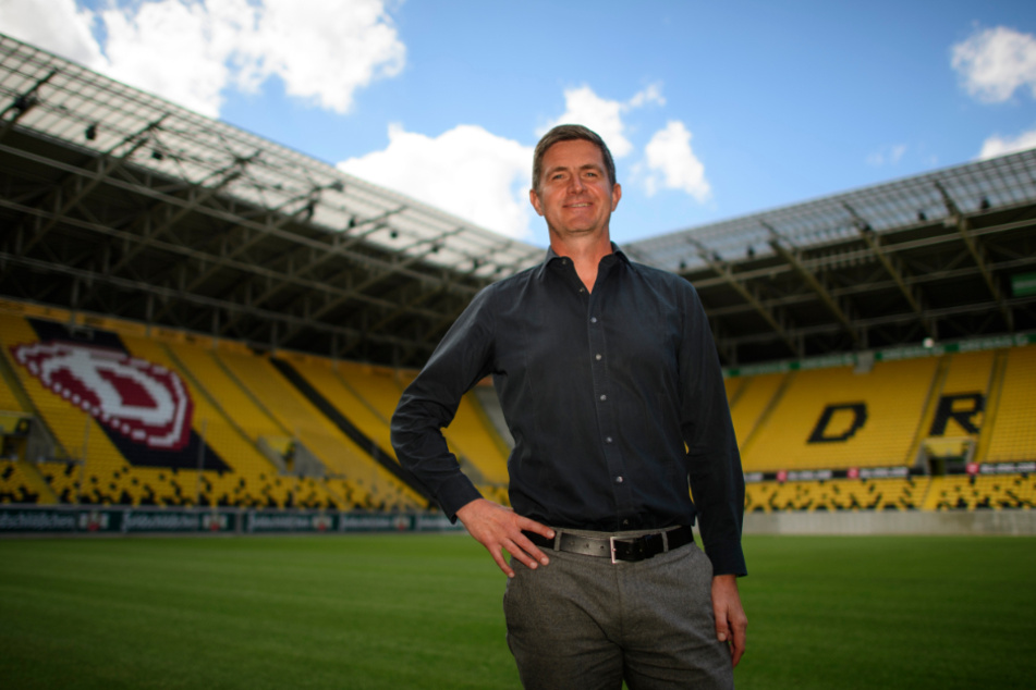 Ralf Becker (49) steht nach seiner Vorstellung auf dem Rasen im Rudolf-Harbig-Stadion.