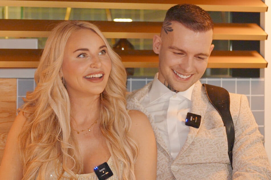 Happy im Hotelbett: Franziska Temme (30) und Eric Stehfest (36) im trashkurs-Interview.