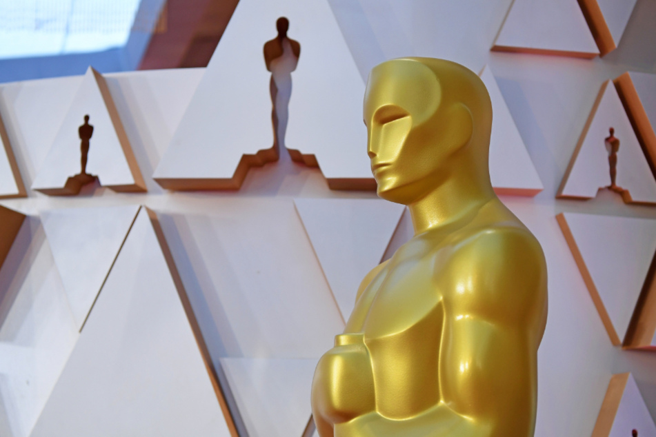 Eine Oscar-Statue steht während der Vorbereitungen für die Oscar-Verleihung vor dem Dolby Theater.