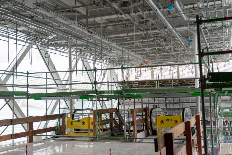Baugerüste stehen vor Rolltreppen im zukünftigen Erweiterungsbau des Terminal 1 des Münchner Flughafens.