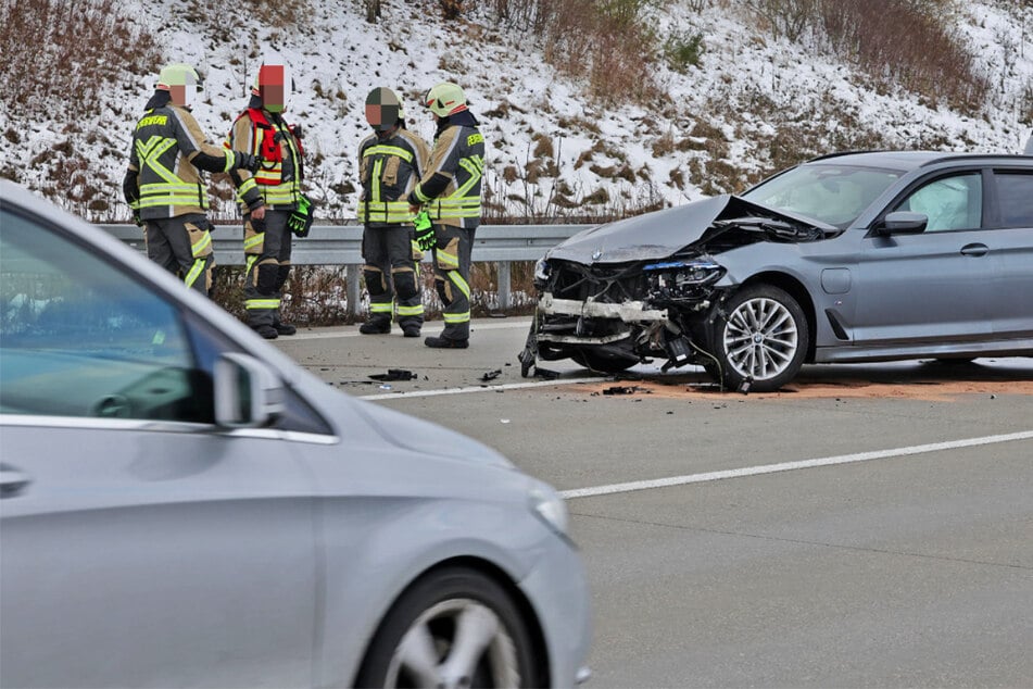 Unfall A4: Sperrung auf A4 nach Unfall: BMW kracht gegen Leitplanke