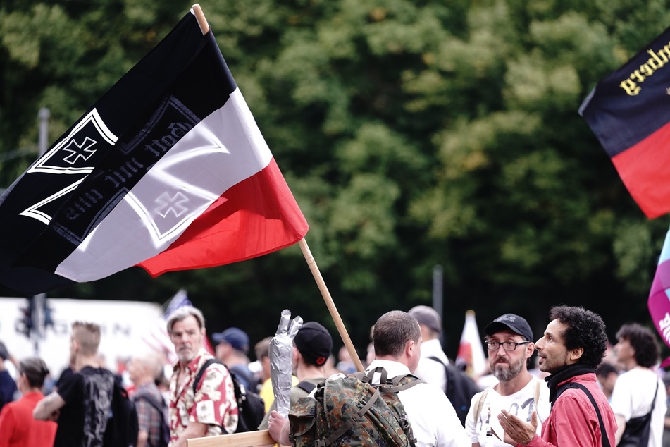 Demo-Teilnehmer mit einer Reichskriegsflagge am 30. August in Berlin.