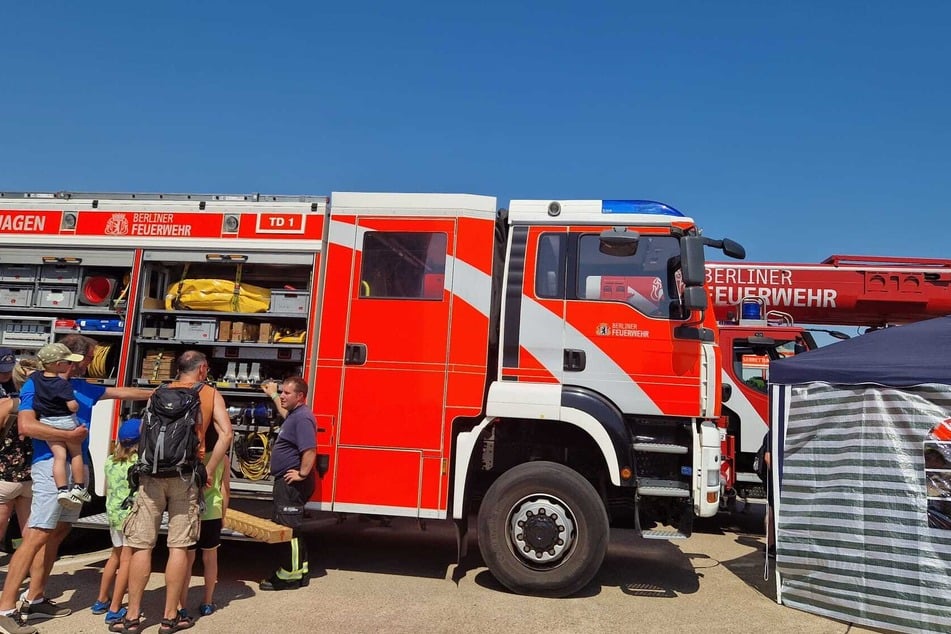 Bei brütender Hitze hat die Berliner Feuerwehr am heutigen Sonntag über die eigene Arbeit informiert.
