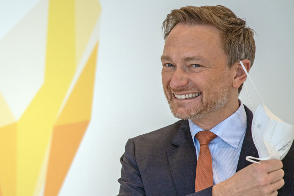 Christian Lindner, Fraktionsvorsitzender und Parteivorsitzender der FDP, nimmt vor dem Pressestatement bei der digitalen Fraktionsitzung seiner Partei die Mund-Nasen-Bedeckung ab.