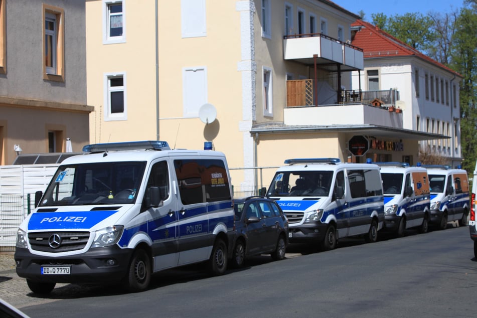 Im April 2025 rückte die Polizei zur Razzia in die Wohnung von Daniel in Heidenau an. Dabei wurden neben Tatfotos auch Kinderporno-Dateien sichergestellt.