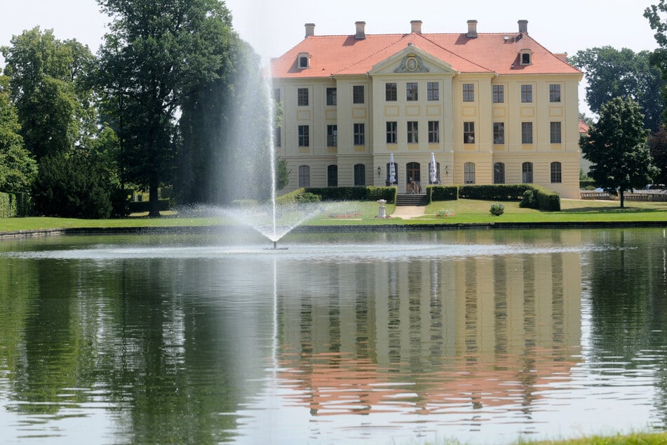 Das Alte Schloss am Zabeltitzer Barockgarten stimmt ebenfalls auf die Osterzeit ein. (Archivfoto)