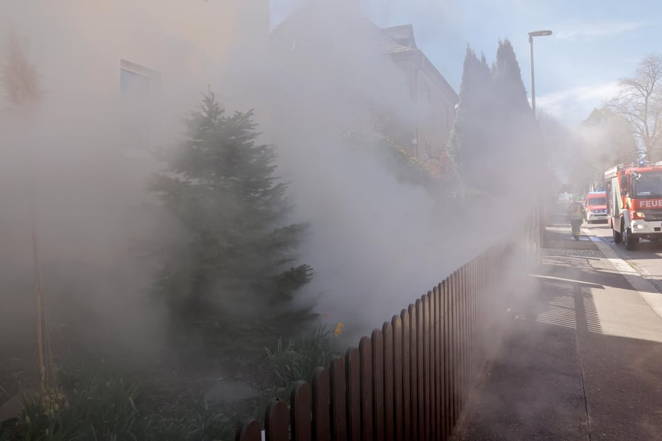 Durch den Kellerbrand zog der Qualm bis auf die angrenzende Boettcherstraße.