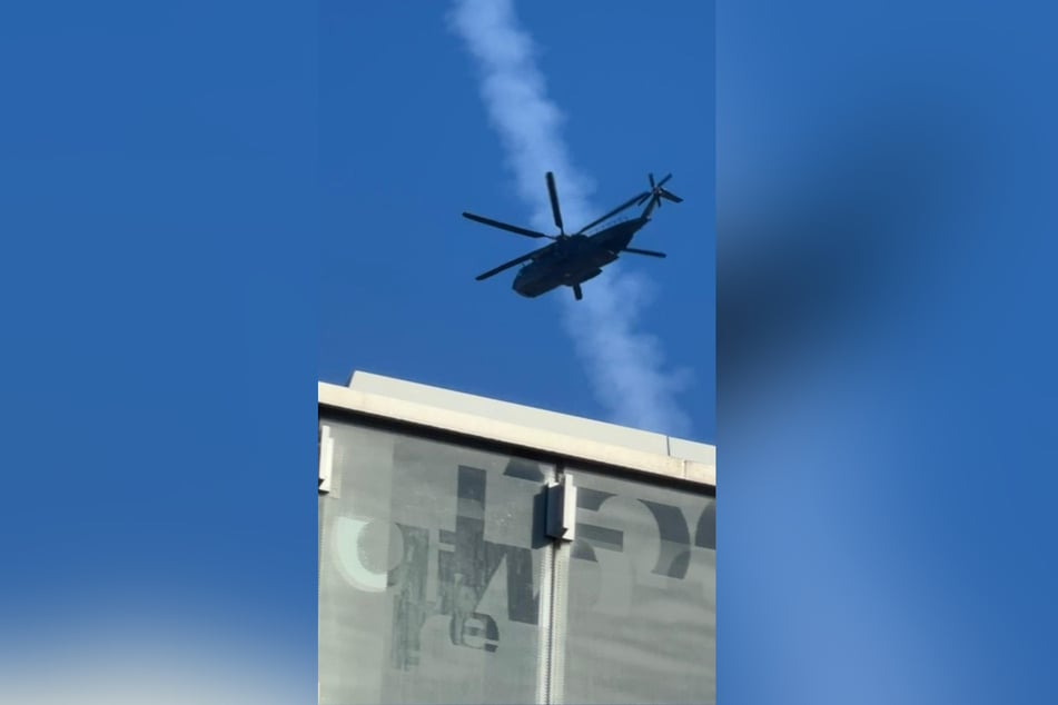 Ein wahrer Koloss am Himmel: Ein CH53-Hubschrauber flog im Rahmen einer Übung über Dresden.