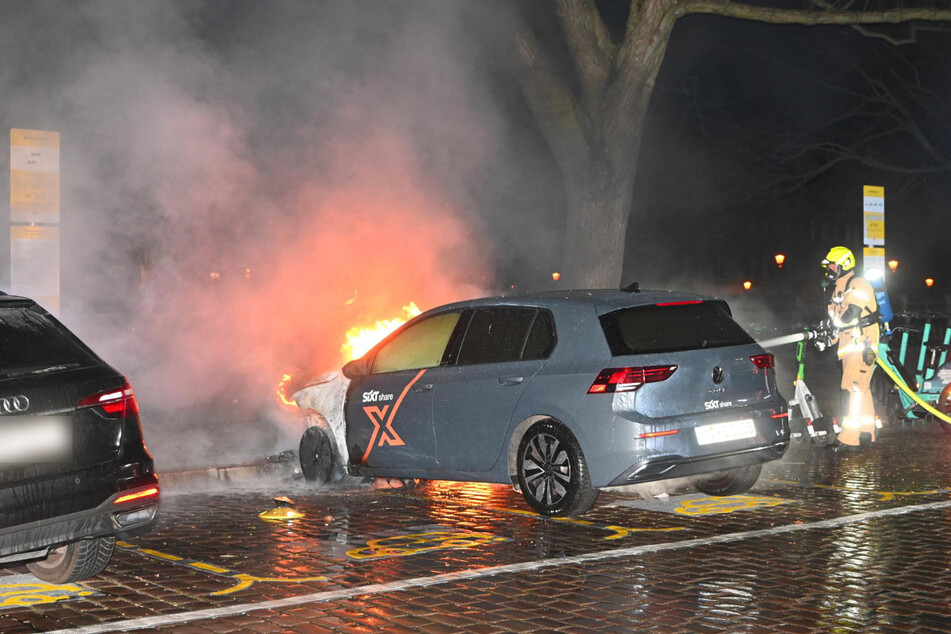 Meterhohe Flammen: Mehrere Mietfahrzeuge brennen in Kreuzberg