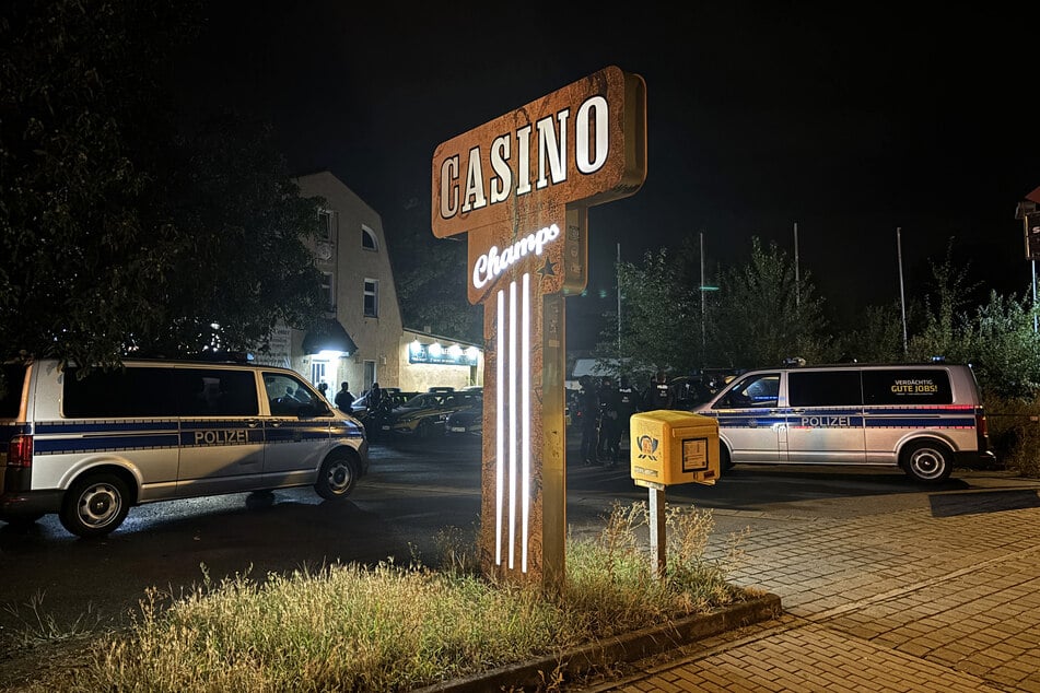 Drei Überfälle sollen auf das Konto eines 15-Jährigen gehen. Erster Tatort: das Casino "Champs" an der Breitscheidstraße.