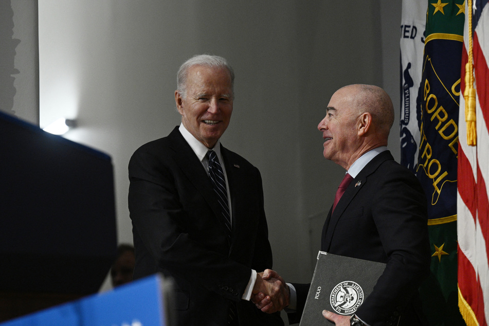 Unter Joe Biden (80, l.) verteidigte Heimatschutzminister Alejandro Mayorkas (63) die Änderungen der "CBP One"-App.