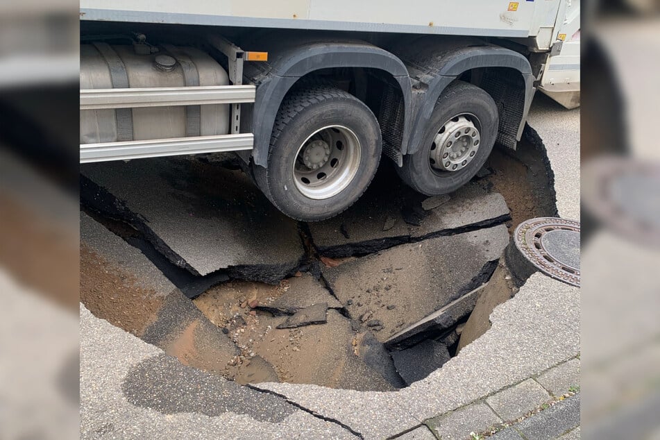 Das Erdloch in Wiesenbach ist zwei Meter tief und fünf Meter breit.