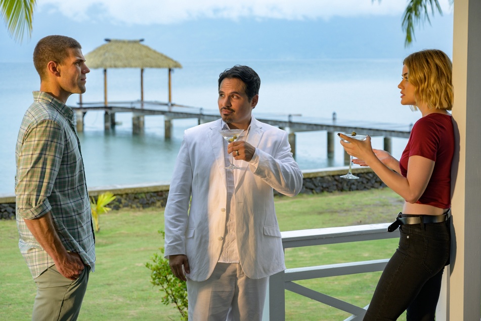 Lucy Hale (r.) mit ihren Schauspielkollegen Austin Stowell (l.) und Michael Pena (M.) im Film "Fantasy Island".