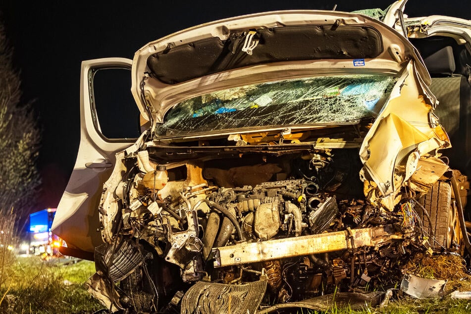 Toyota und Hyundai krachen frontal zusammen: Zwei Schwerverletzte