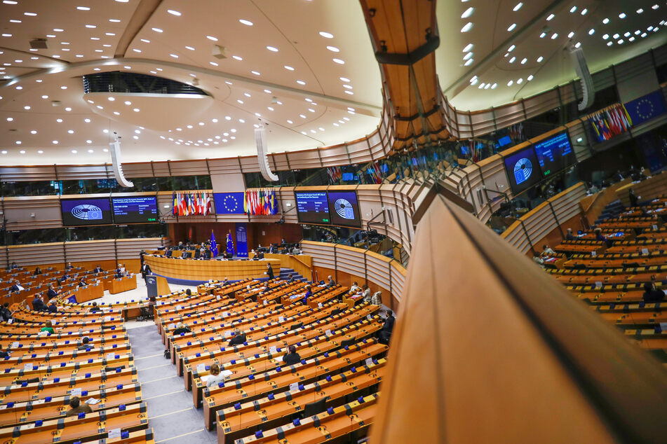 Die Abgeordneten des Europaparlaments debattieren am Mittwoch, ob das "digitales grünes Zertifikat" getaufte Projekt in "EU Covid-19 Zertifikat" umbenannt werden soll.