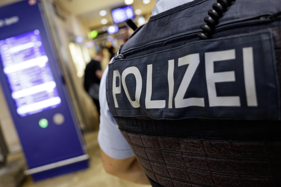 Köln: Mann pinkelt erst ans Bahnsignal, dann attackiert er Polizisten mit Glasflasche