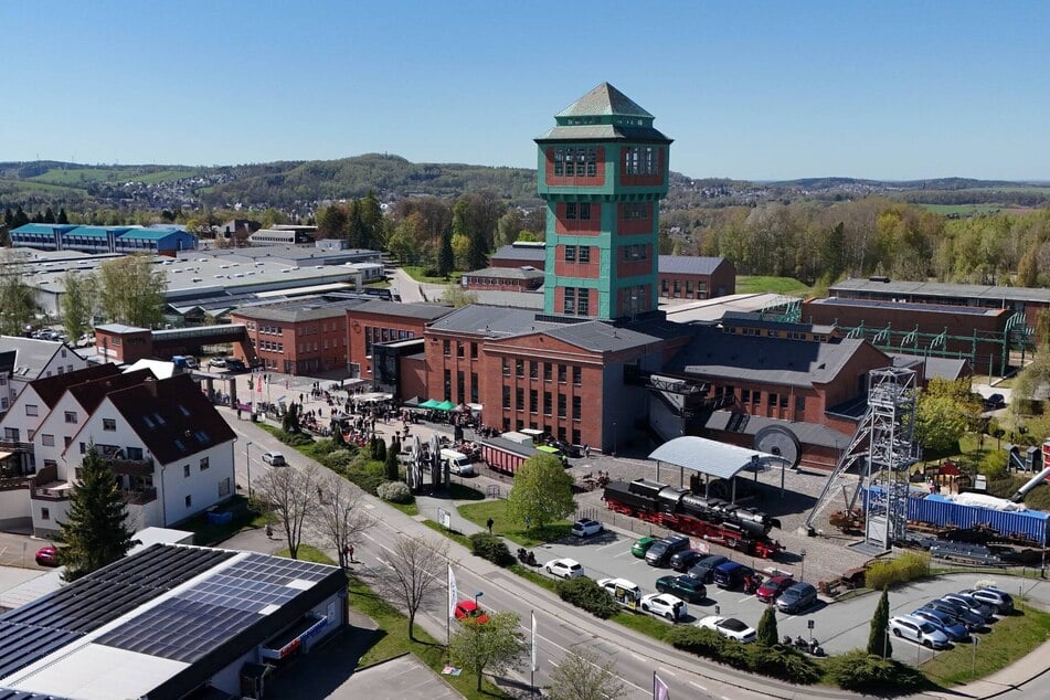 Der historische Förderturm ist Teil der "KohleWelt" in Oelsnitz und Zeugnis des jahrelangen Steinkohle-Abbaus.