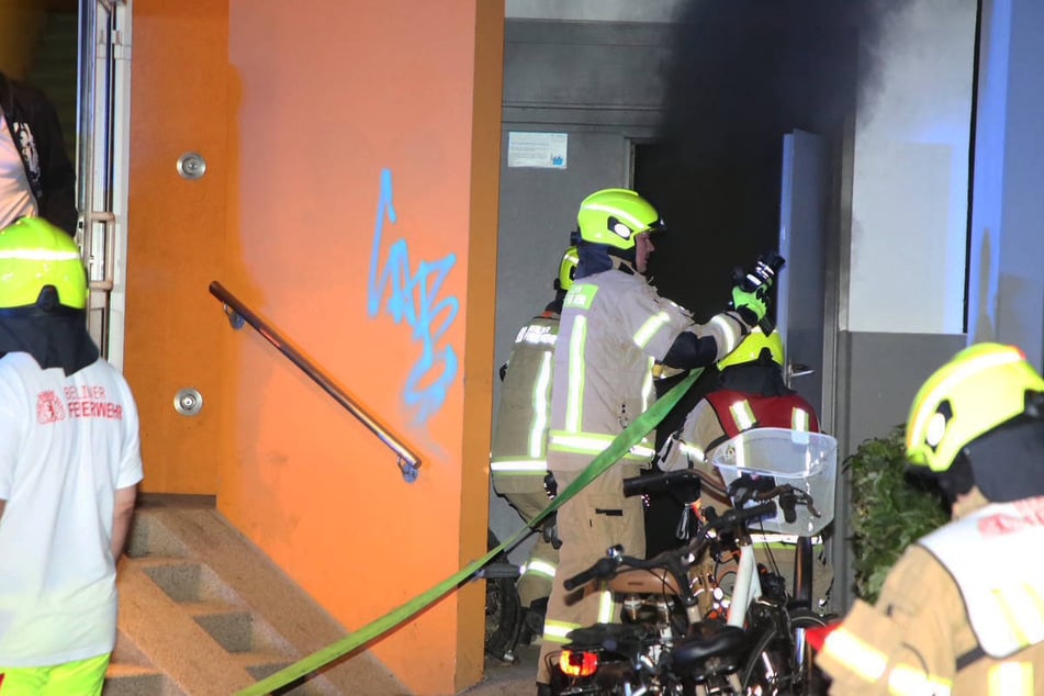 Berlin: Hochhausbrand in Lichtenberg: 50 Menschen fliehen vor Rauch