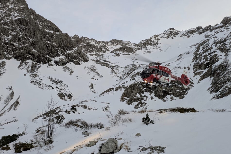 Von einer windgeschützten Stelle konnte der Rettungshubschrauber den Patienten aufnehmen.