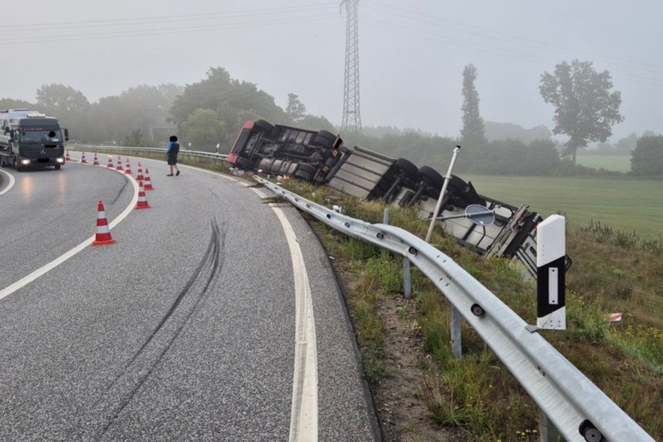 Am Freitagmorgen ist ein mit Schweinehälften beladener Lkw umgekippt.
