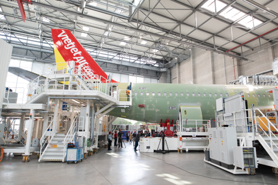 Ein Flugzeug wird in der A320-Fertigungslinie auf dem Werksgelände von Airbus in Finkenwerder montiert. (Archivbild)