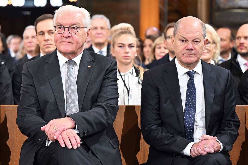 Bundespräsident Frank-Walter Steinmeier (66, SPD, l.) und Bundeskanzler Olaf Scholz (64, SPD) gedenken des verstorbenen emeritierten Papstes.