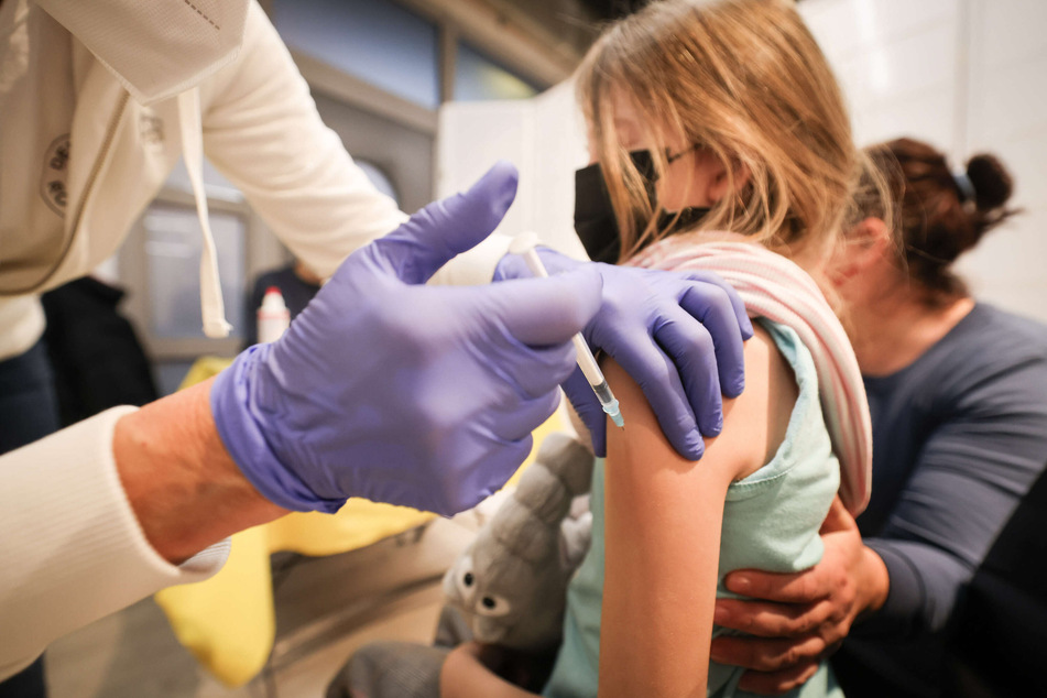 Nach Ministeriumsangaben haben rund 20 Kinderkliniken und -ambulanzen landesweit regelmäßige Impfangebote angekündigt - die ersten gab es schon.