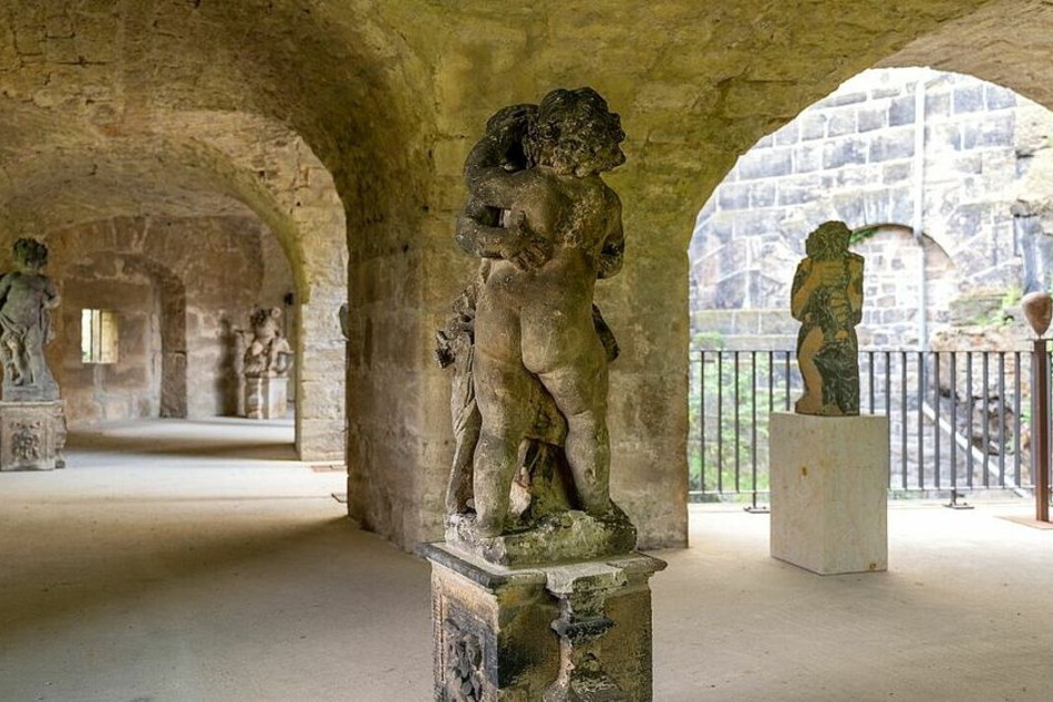 Skulpturen, die die Liebe symbolisieren, sind beim Skulpturensommer in Pirna zu sehen.