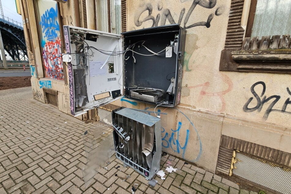 Völlig zerstört! In Chemnitz wurde ein Zigarettenautomat in die Luft gejagt.