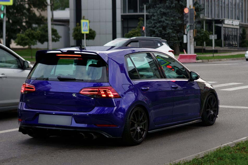 Mit einem Golf GTI raste der 22-Jährige am Samstag durch Offenbachs Innenstadt. (Symbolfoto)