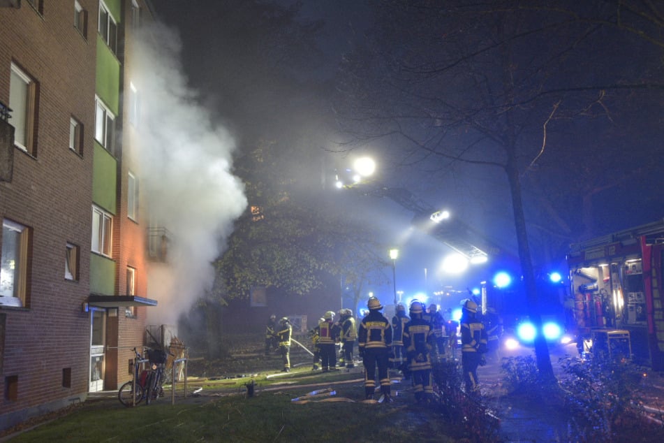 Dichter Qualm dringt aus der Wohnung in Buchholz.