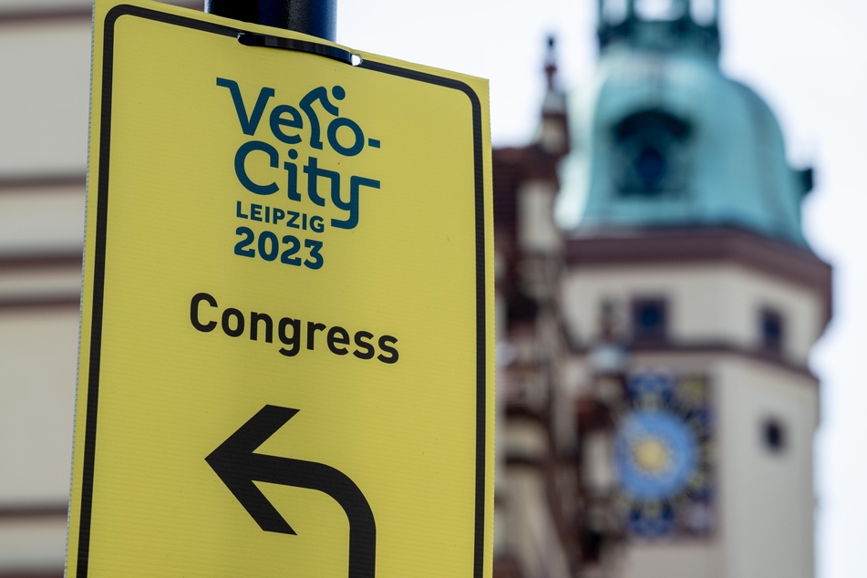 Für die Dauer von drei Wochen sollen gelbe "Velo-City"-Schilder an Lichtmasten für Orientierung sorgen.