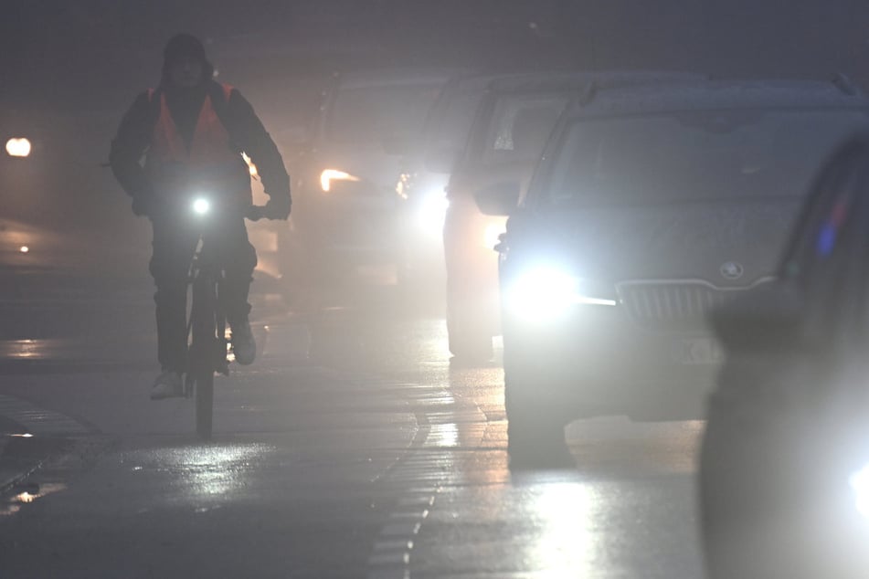 Am Dienstag müssen Verkehrsteilnehmer im Norden mit Glätte und Nebel rechnen. (Symbolfoto)