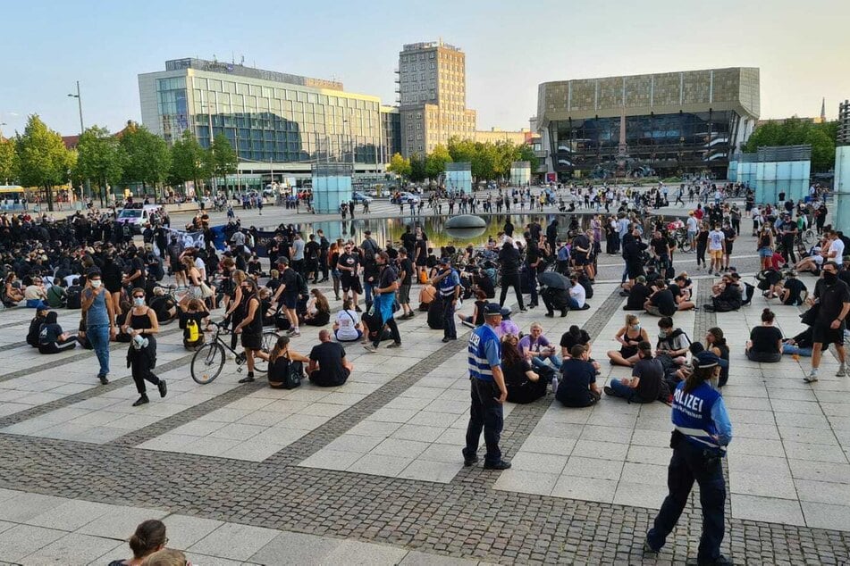 Auf dem Augustusplatz findet eine Kundgebung statt.