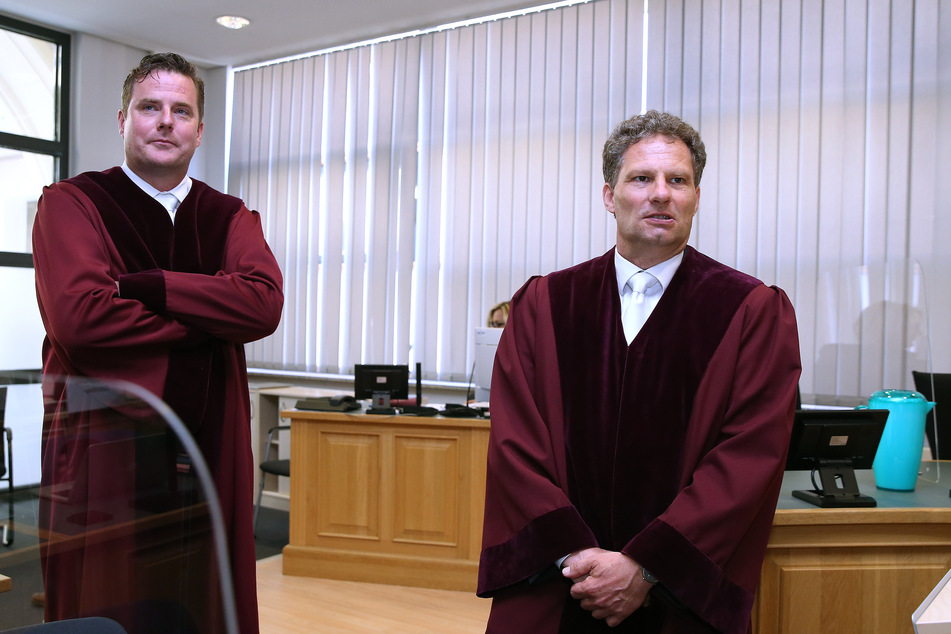 Bundesanwalt Kai Lohse (rechts) zusammen mit Stefan Schmidt, Oberstaatsanwalt am Bundesgerichtshof, kurz vor Beginn des Gerichtsprozesses Ende Juli in Magdeburg. (Archivbild)