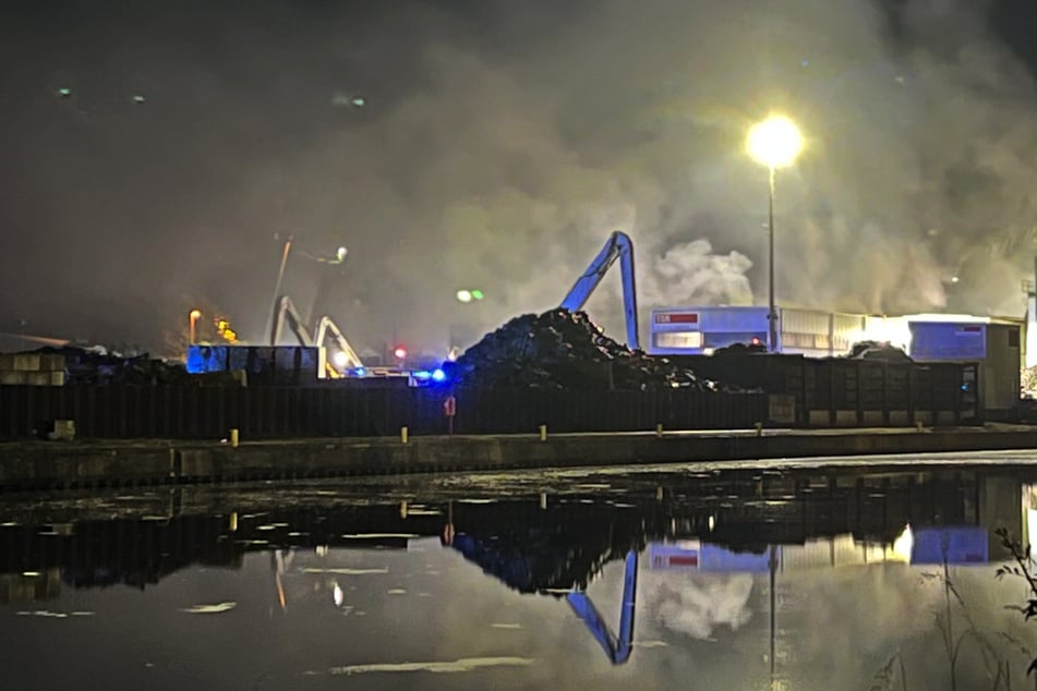 Großeinsatz am Dortmunder Hafen: Recycling-Maschine fängt plötzlich Feuer