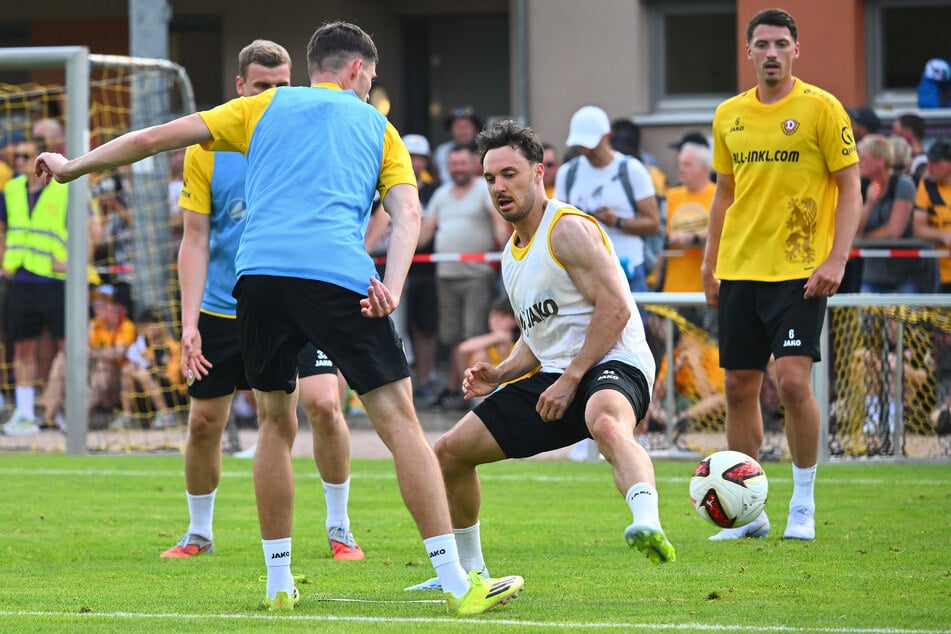 Muss sich als Herausforderer gegen seine Konkurrenz durchsetzen: Simon Straudi (27, 2.v.r.).